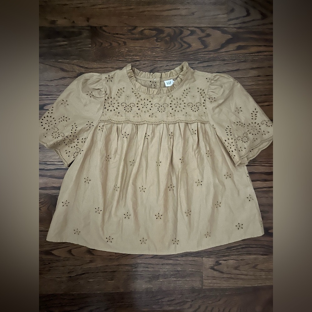 Gap Eyelet Blouse With Ruffle Collar.  Size XS